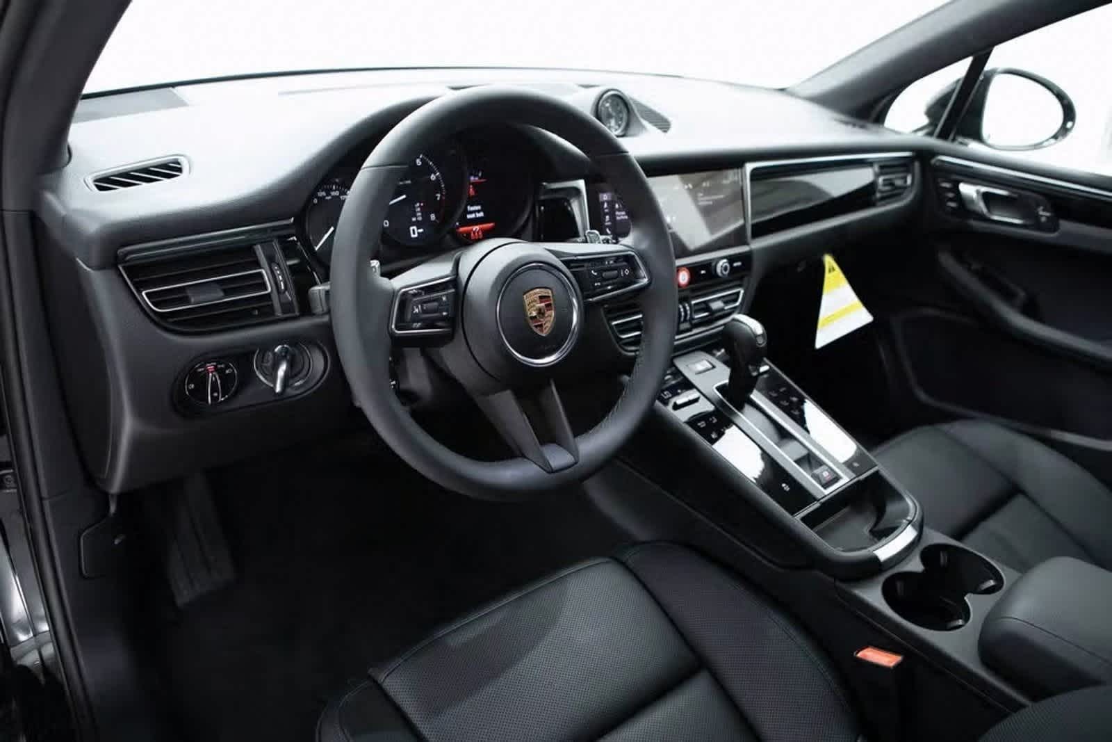2025 Porsche Macan Base photo 3
