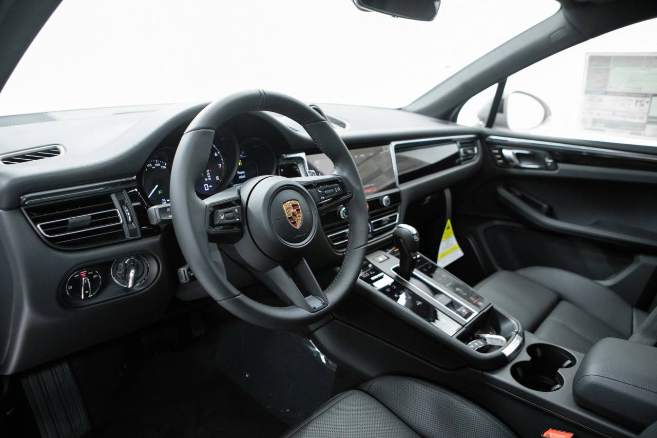 Thumbnail: 2026 Porsche Macan - 4