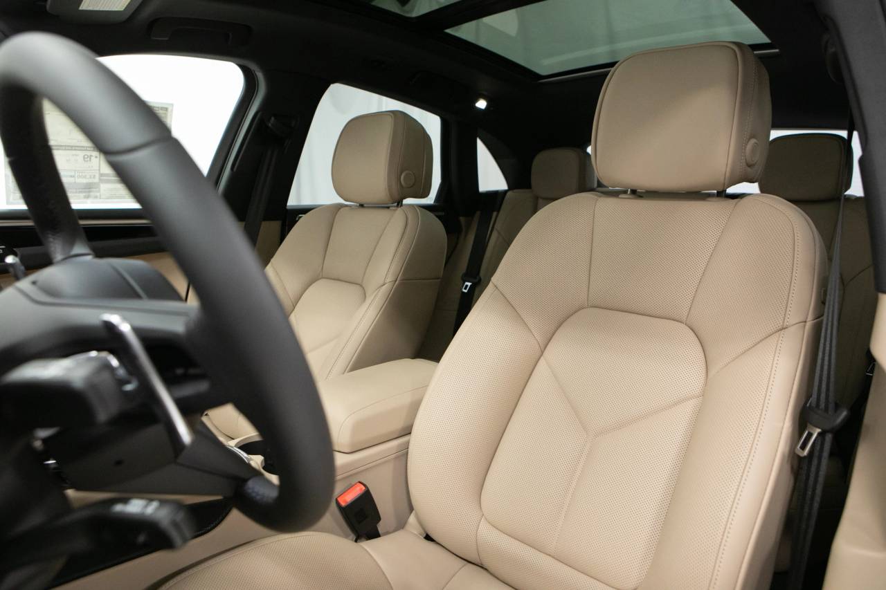 Thumbnail: 2026 Porsche Macan - 5