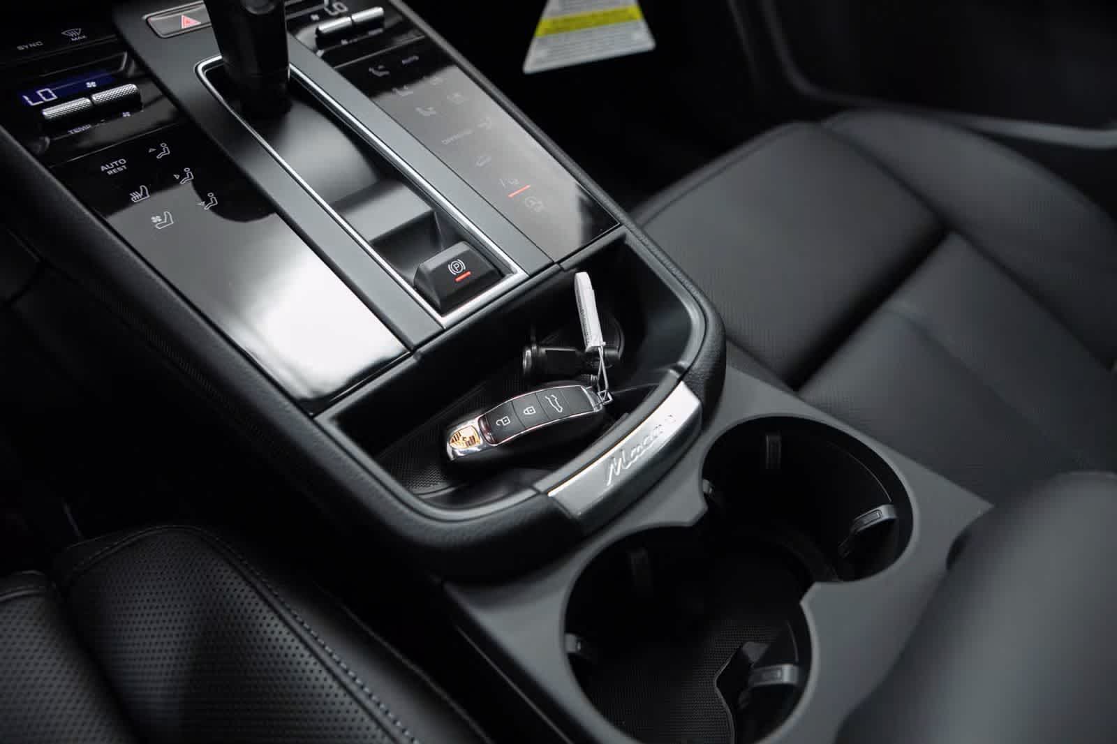 Thumbnail: 2026 Porsche Macan - 32