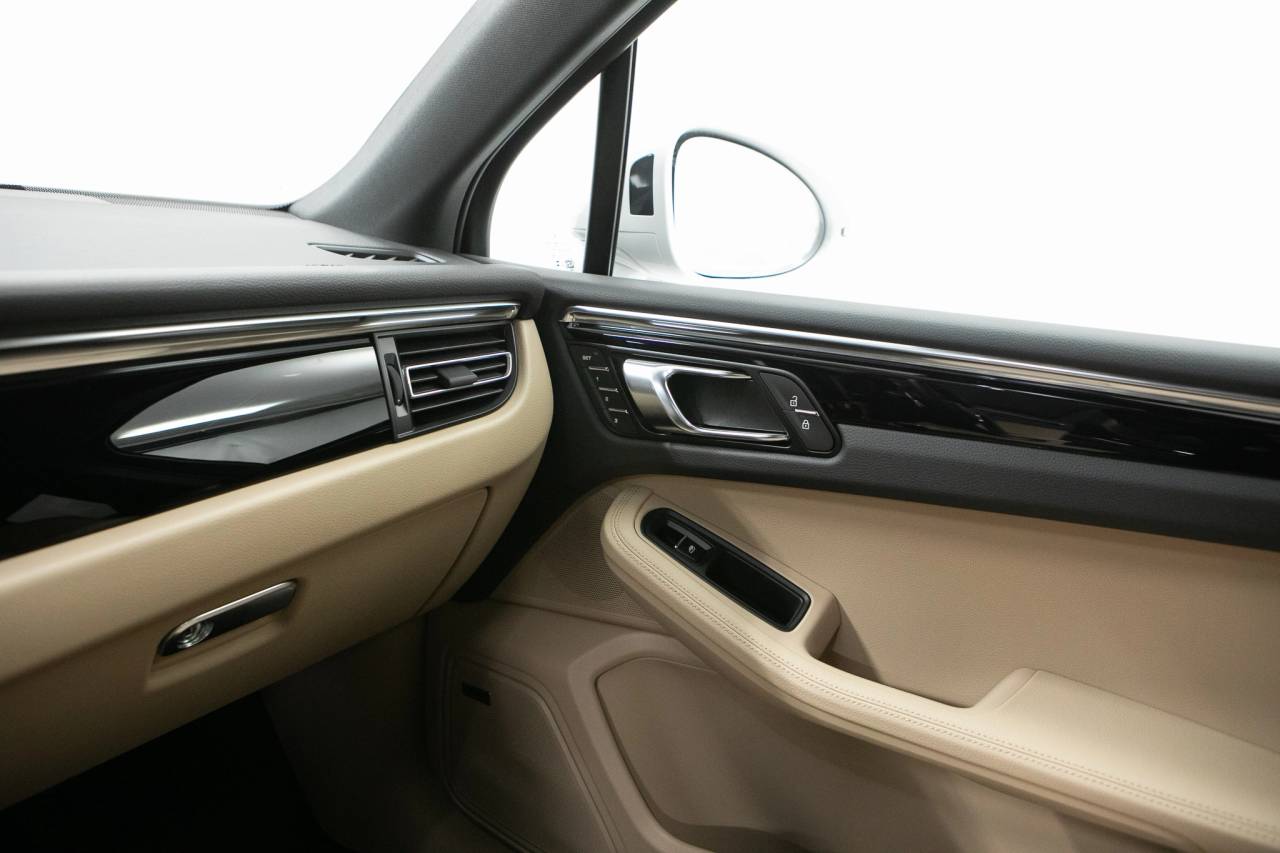 Thumbnail: 2026 Porsche Macan - 30