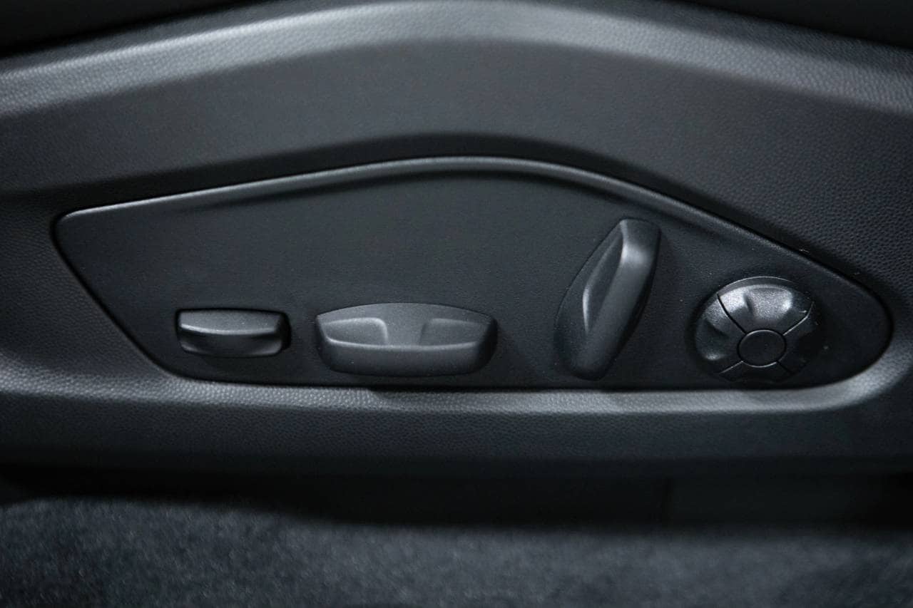 Thumbnail: 2026 Porsche Macan - 24