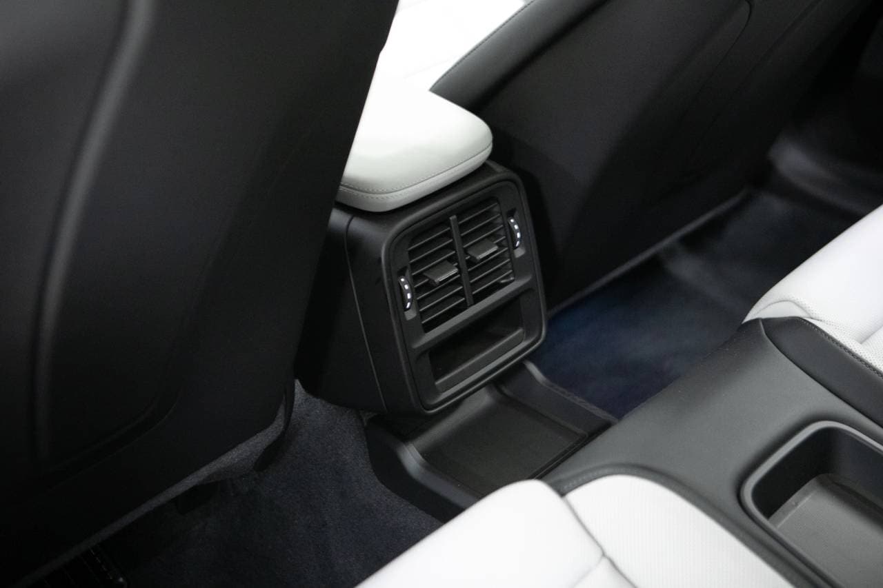 Thumbnail: 2026 Porsche Taycan - 34