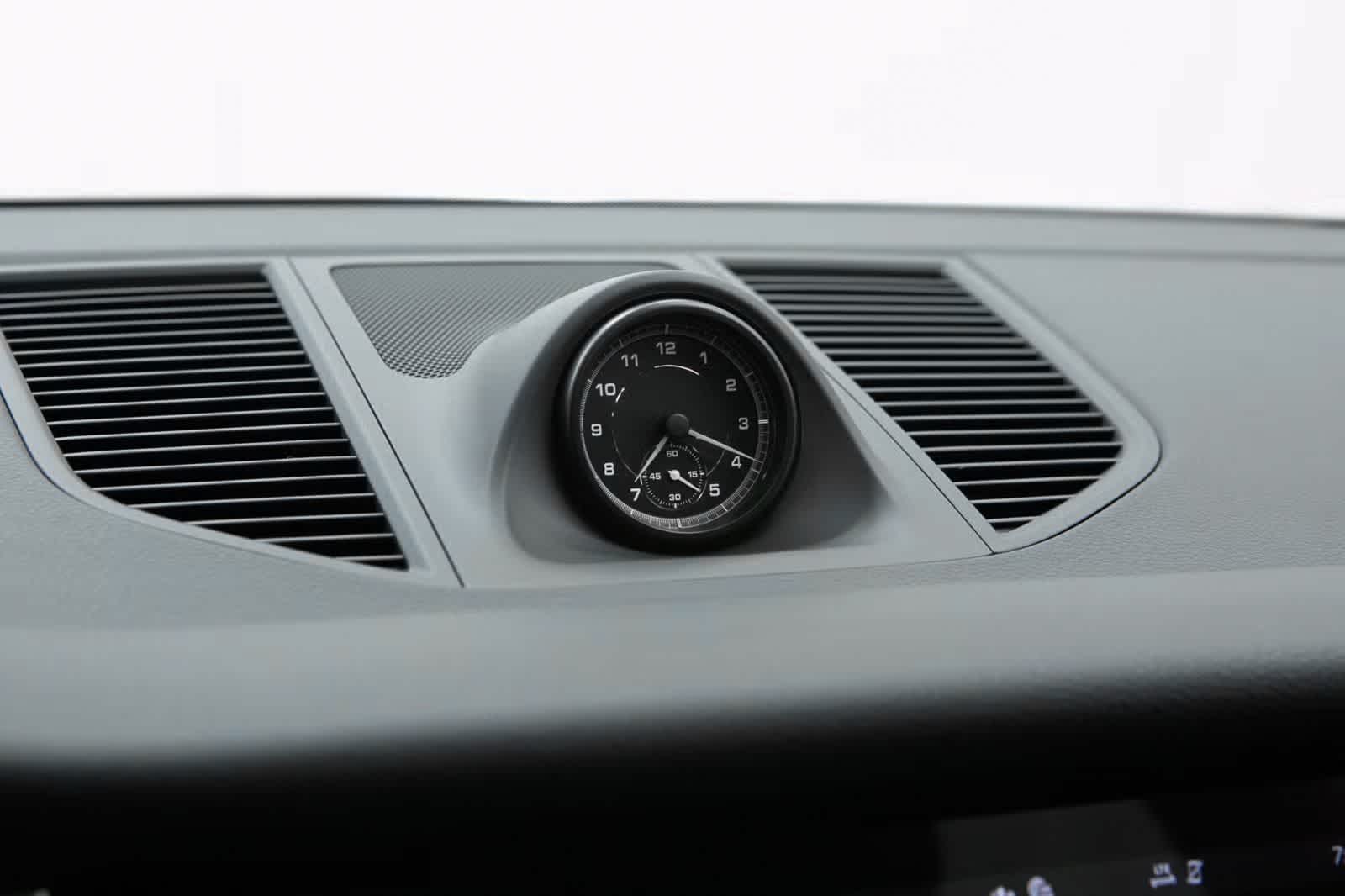 Thumbnail: 2026 Porsche Macan - 31