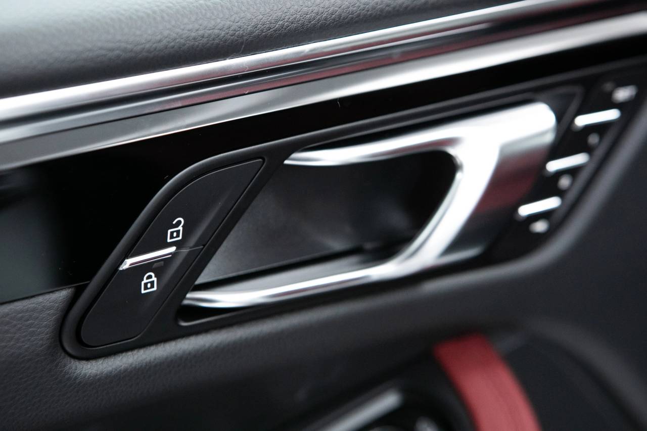 Thumbnail: 2026 Porsche Macan - 25