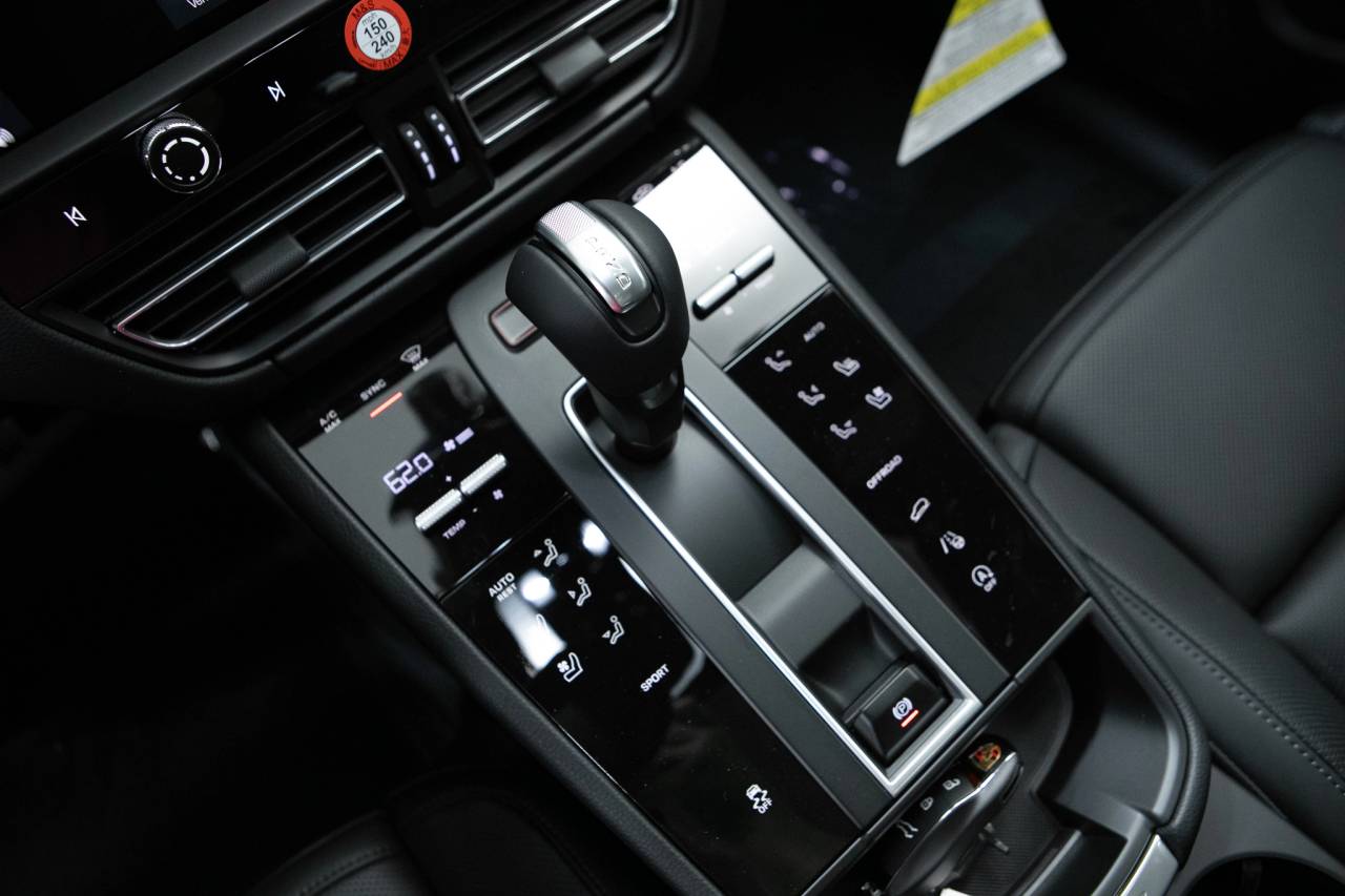Thumbnail: 2026 Porsche Macan - 25