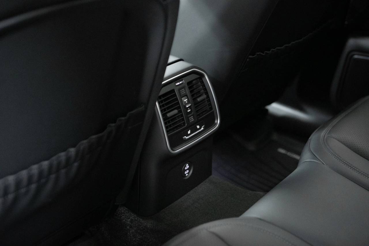 Thumbnail: 2026 Porsche Macan - 34