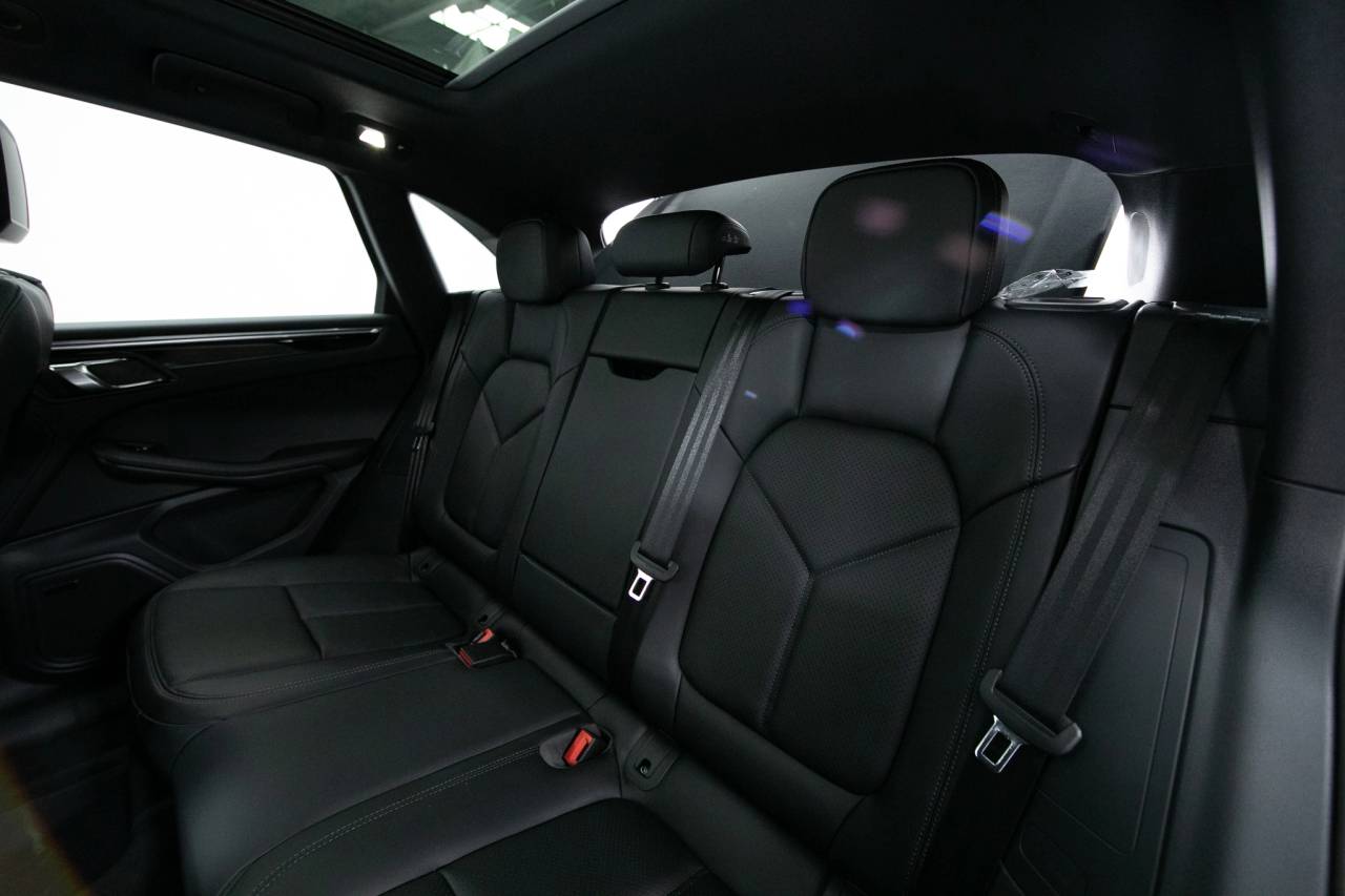 Thumbnail: 2025 Porsche Macan - 35