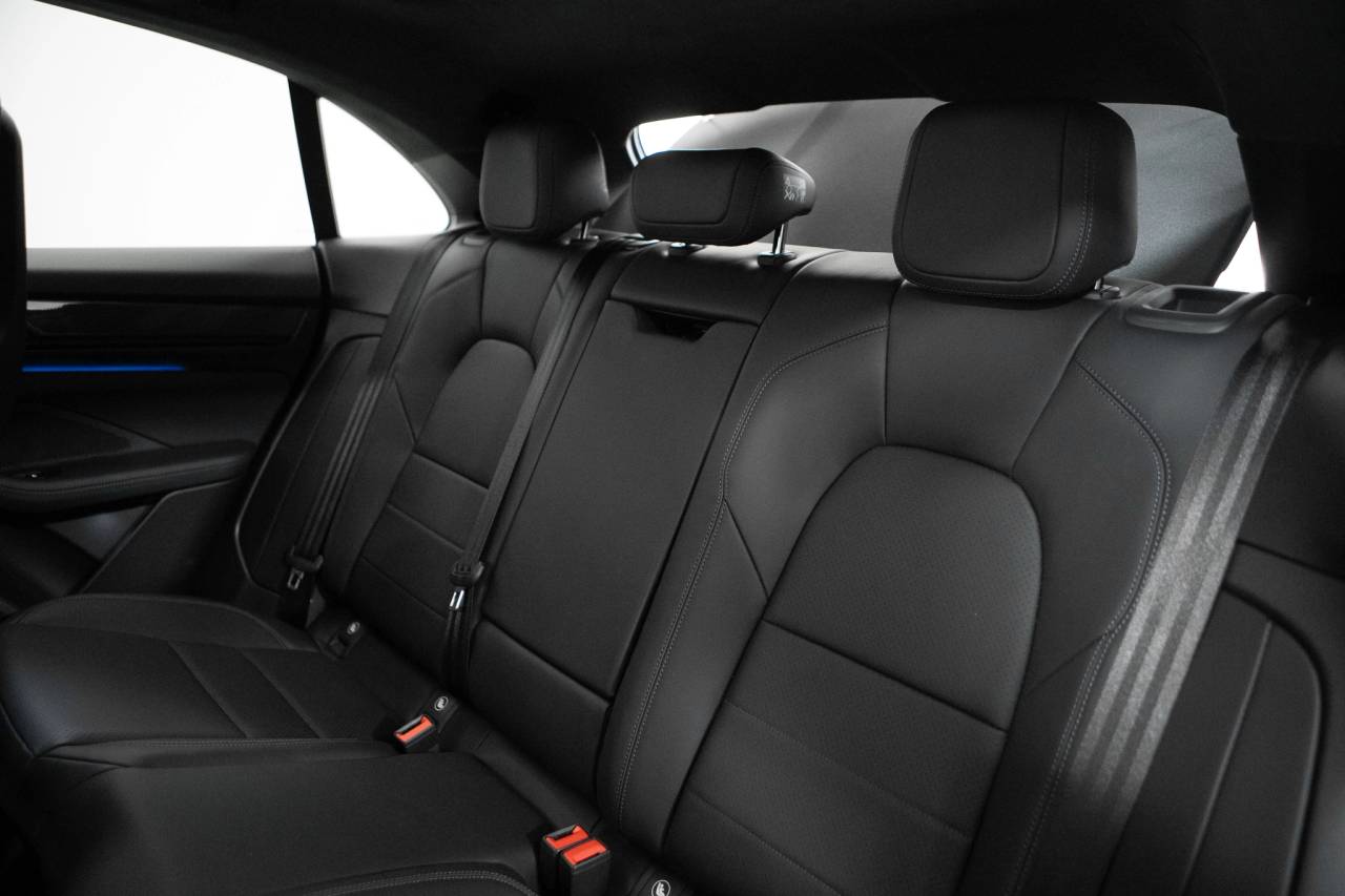 Thumbnail: 2025 Porsche Macan - 35