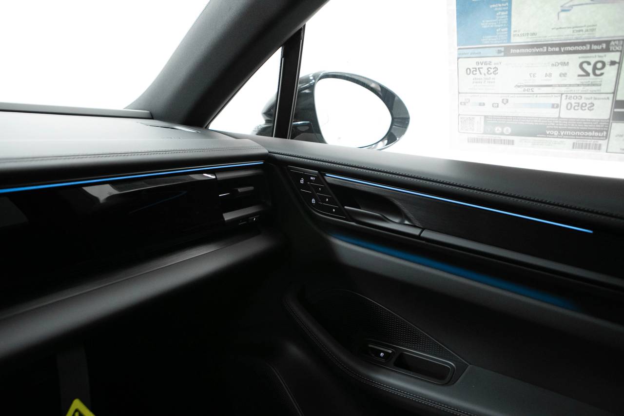 Thumbnail: 2026 Porsche Macan - 30