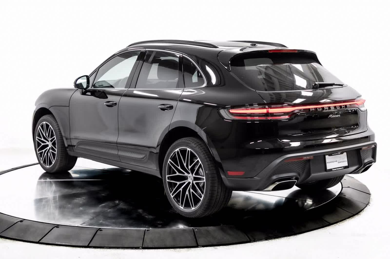 Thumbnail: 2025 Porsche Macan - 3