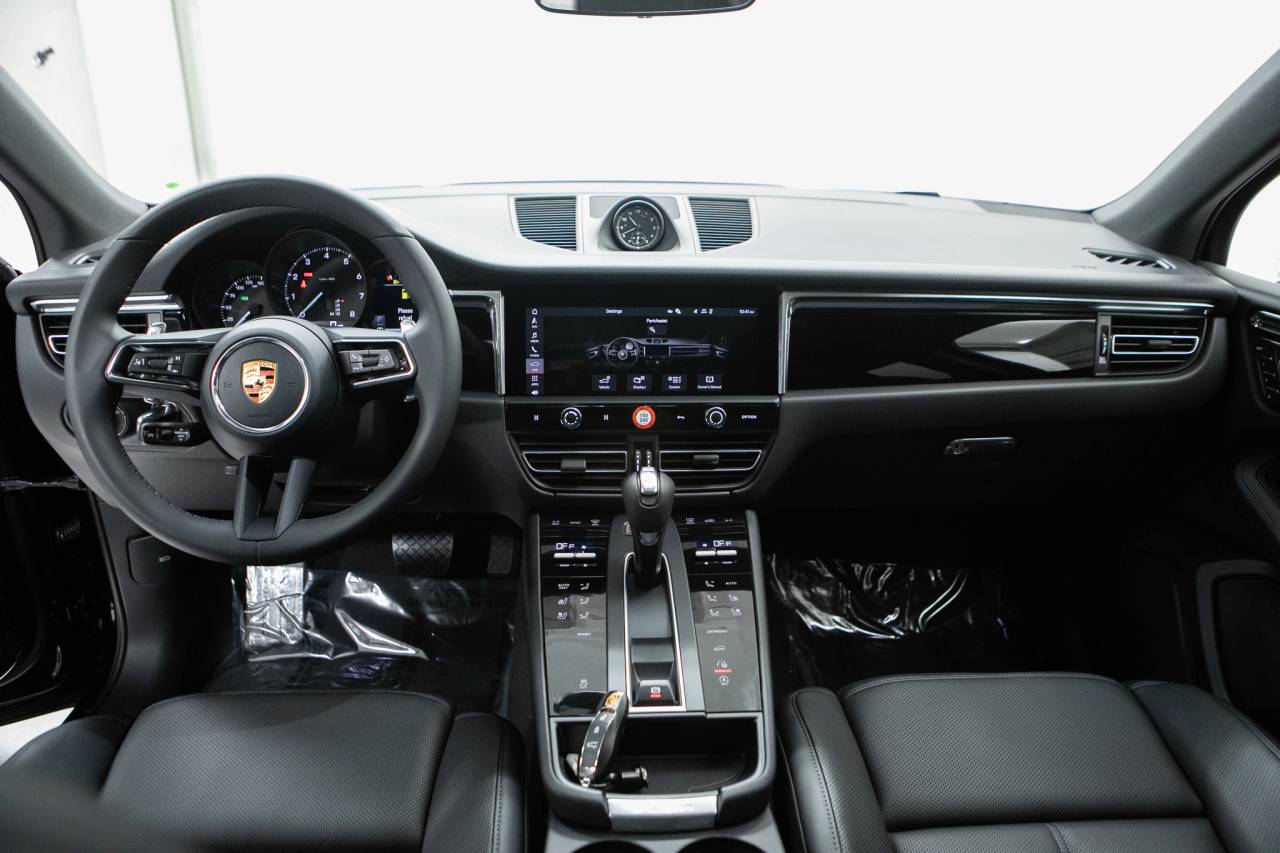 Thumbnail: 2026 Porsche Macan - 20