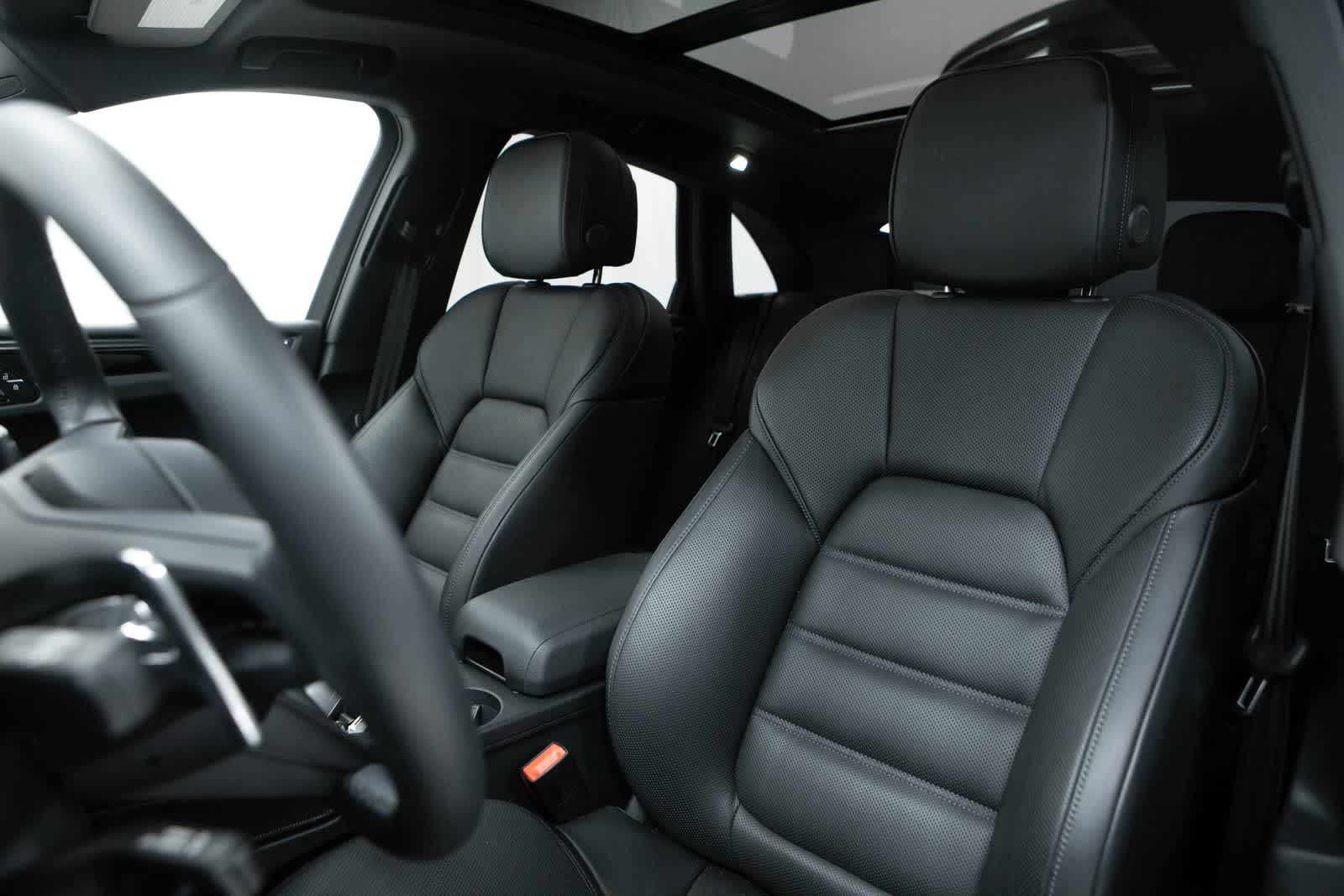 Thumbnail: 2026 Porsche Macan - 5