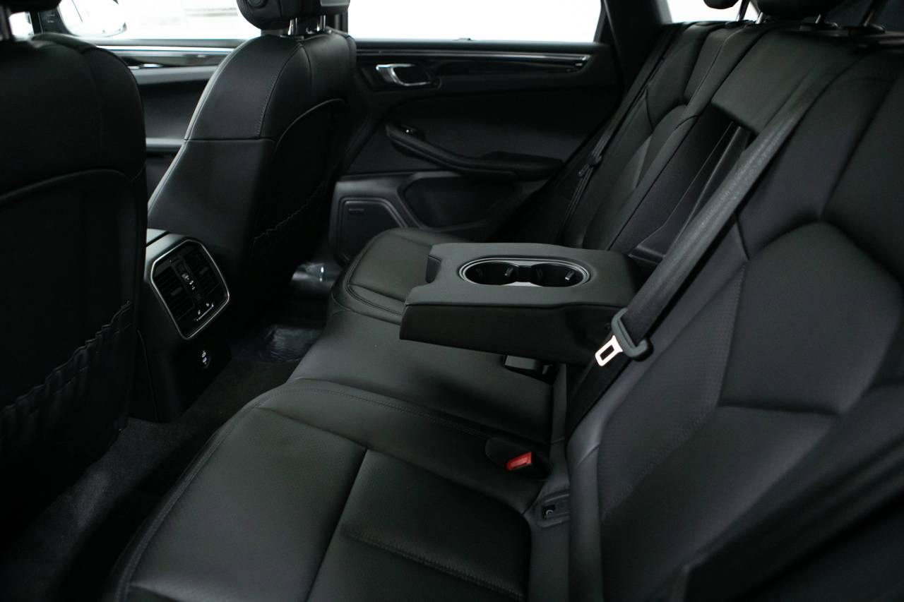 Thumbnail: 2026 Porsche Macan - 35