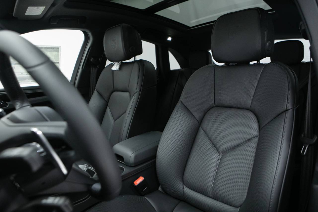 Thumbnail: 2026 Porsche Macan - 5