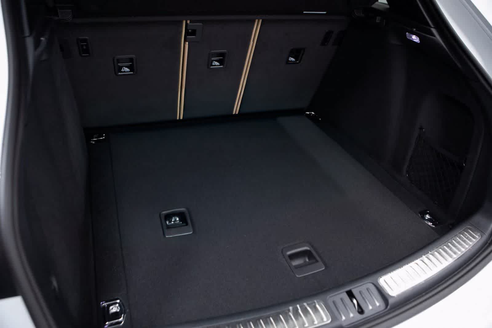 Thumbnail: 2026 Porsche Macan - 32