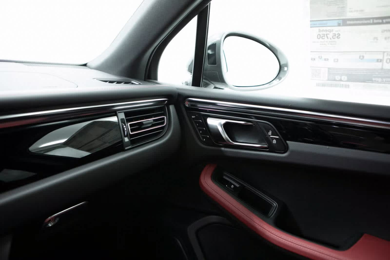 Thumbnail: 2025 Porsche Macan - 23