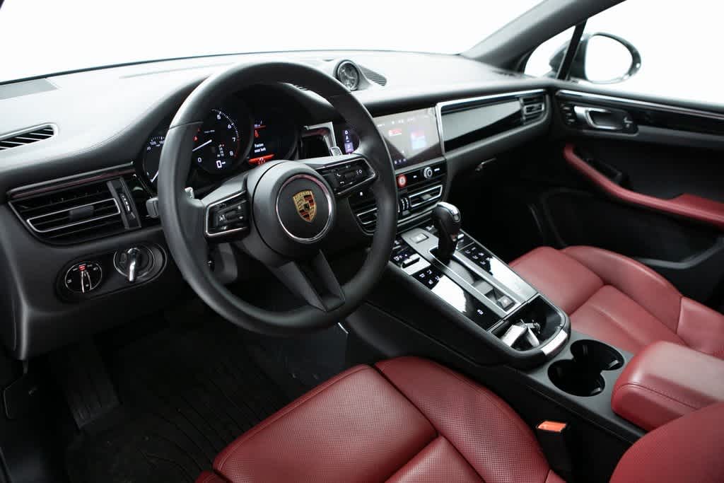 2025 Porsche Macan Base photo 4