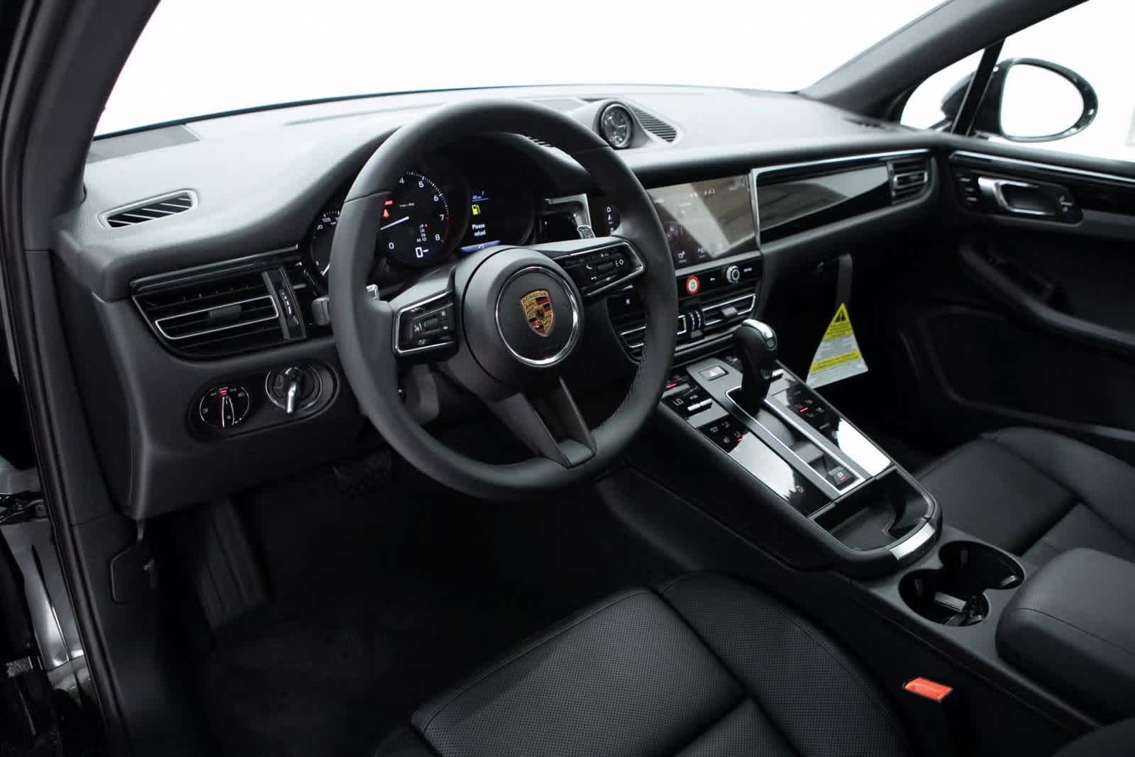 2025 Porsche Macan Base photo 4