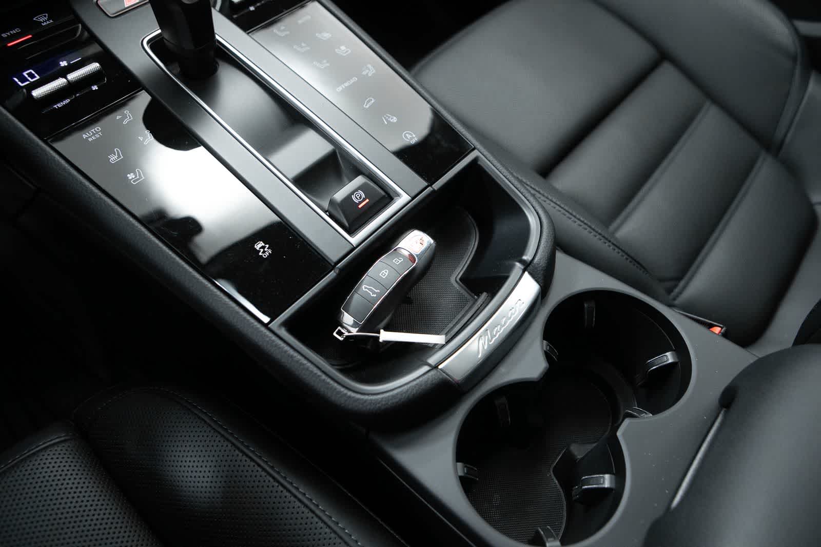 Thumbnail: 2026 Porsche Macan - 30