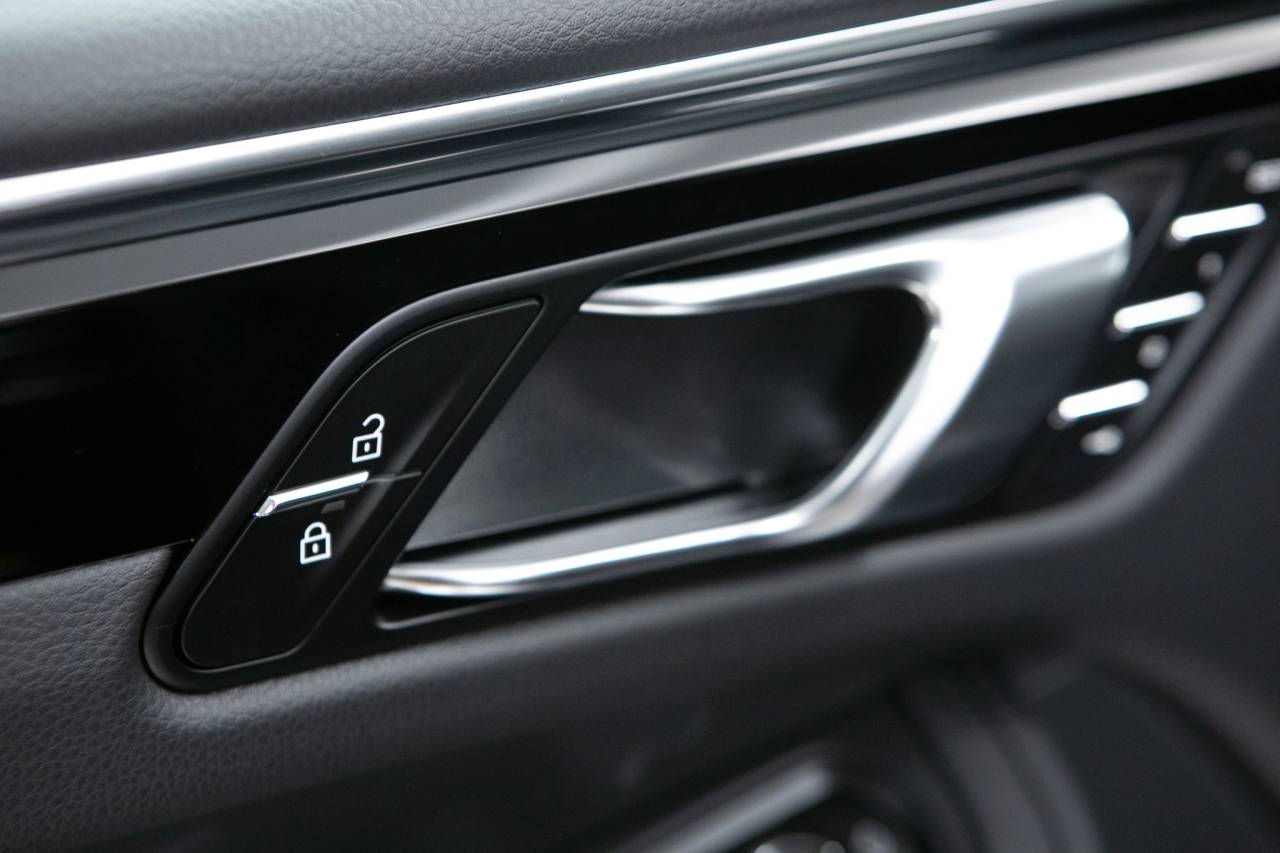 Thumbnail: 2026 Porsche Macan - 26