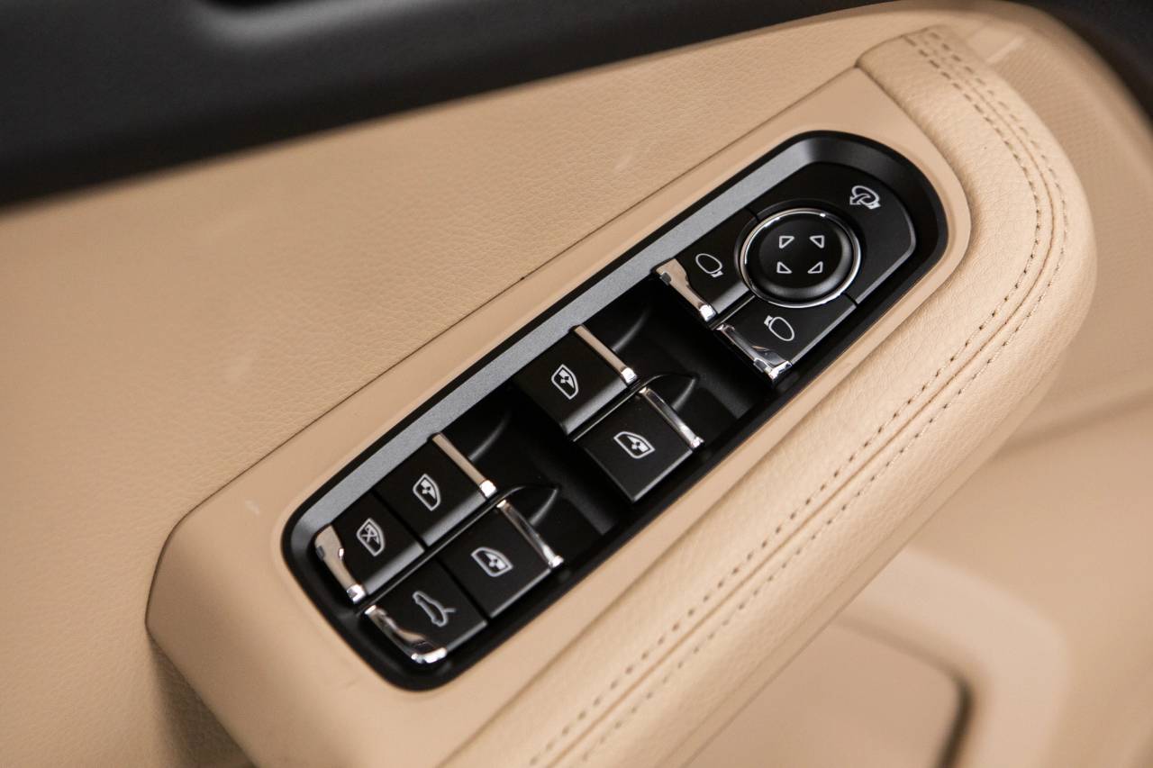 Thumbnail: 2026 Porsche Macan - 25