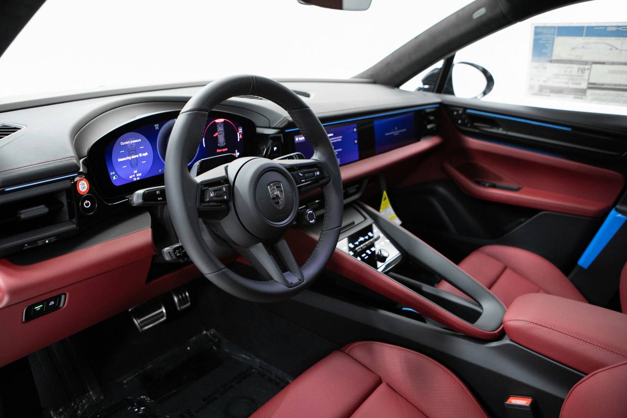 Thumbnail: 2026 Porsche Macan - 4