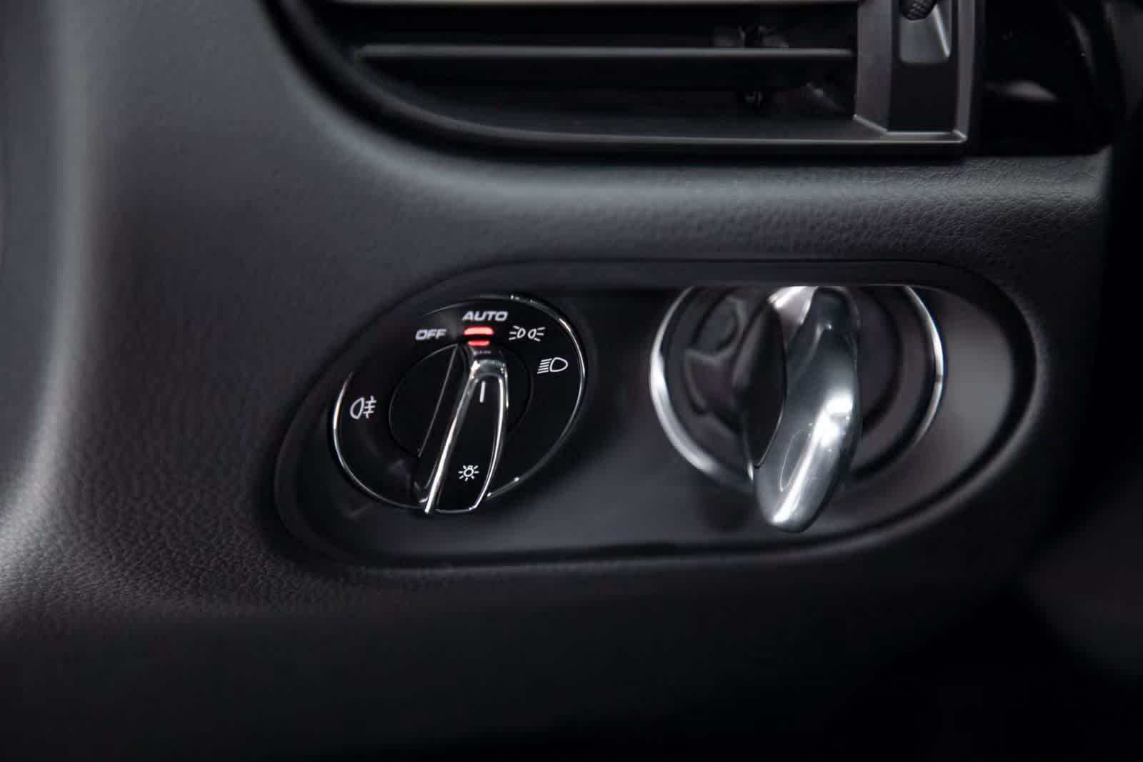 Thumbnail: 2025 Porsche Macan - 20