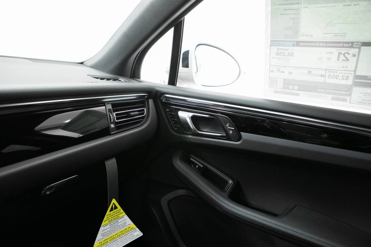 Thumbnail: 2026 Porsche Macan - 32