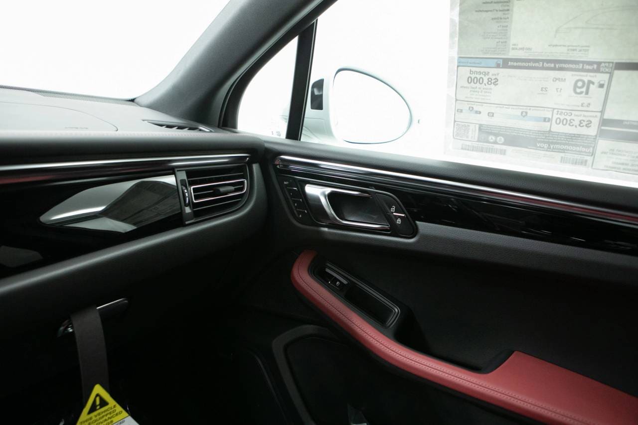 Thumbnail: 2026 Porsche Macan - 29