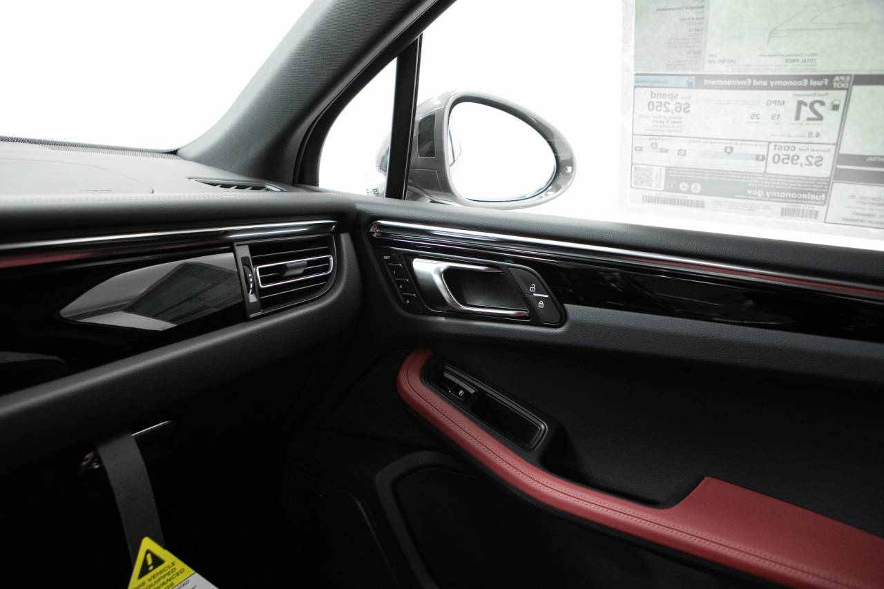 Thumbnail: 2026 Porsche Macan - 32