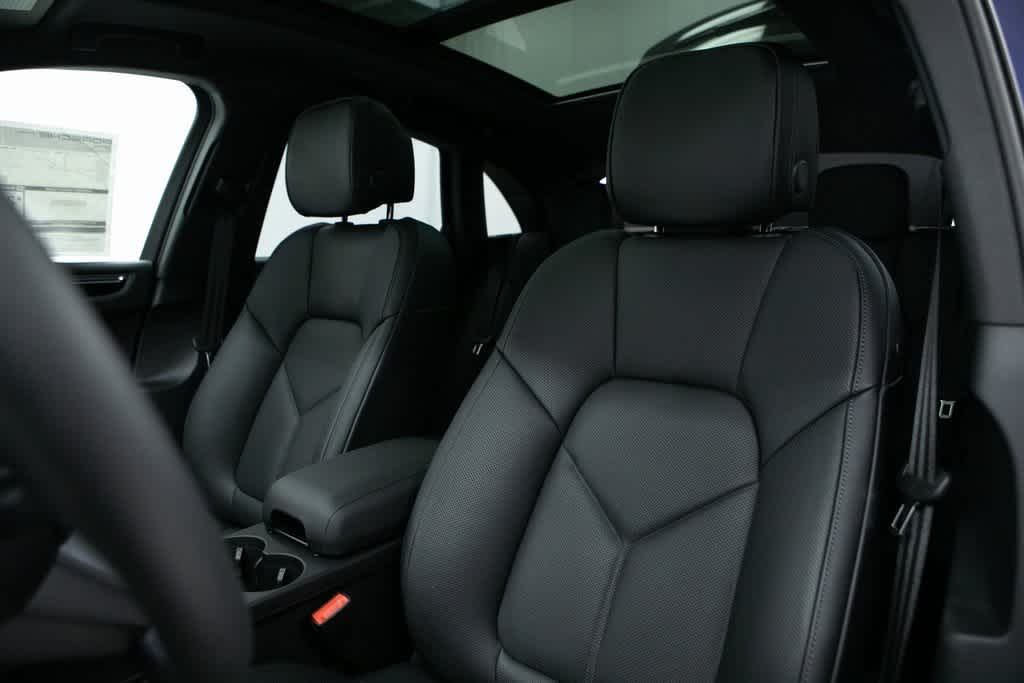 Thumbnail: 2025 Porsche Macan - 5