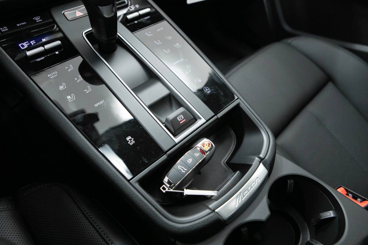 Thumbnail: 2026 Porsche Macan - 32