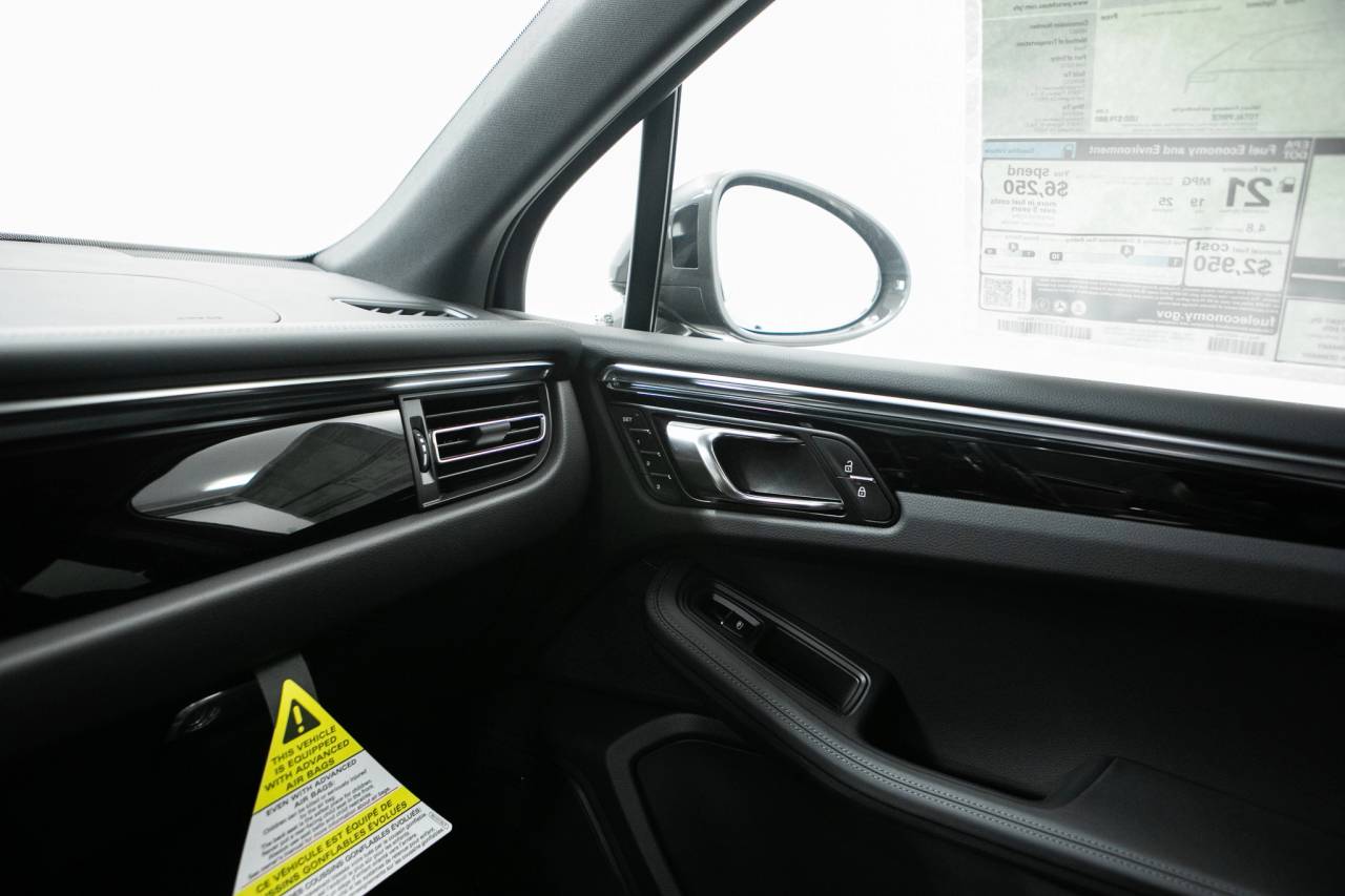 Thumbnail: 2026 Porsche Macan - 34