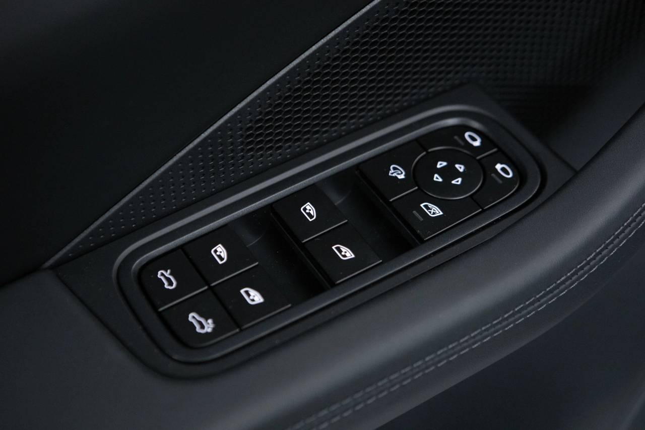 Thumbnail: 2026 Porsche Macan - 25