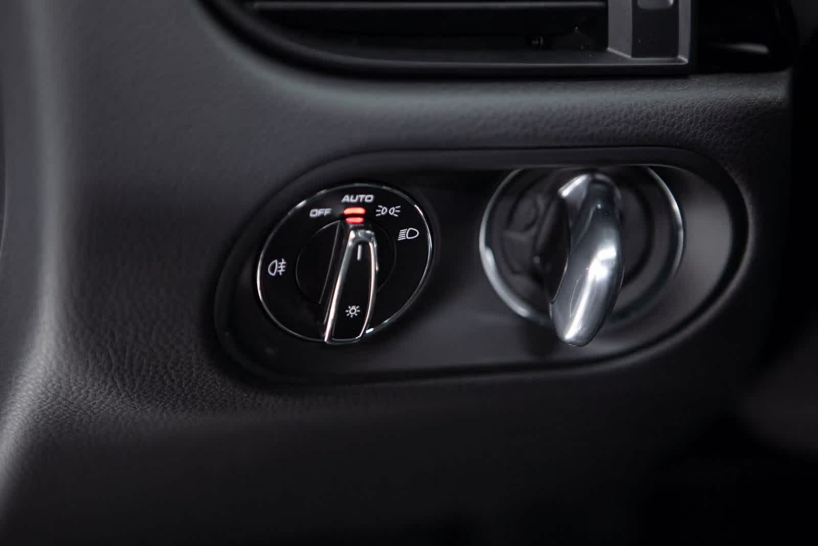 Thumbnail: 2025 Porsche Macan - 21