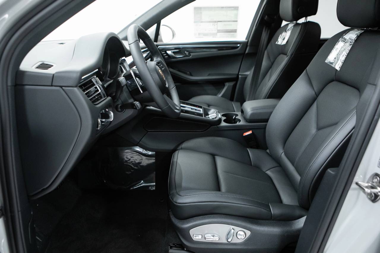 Thumbnail: 2026 Porsche Macan - 22