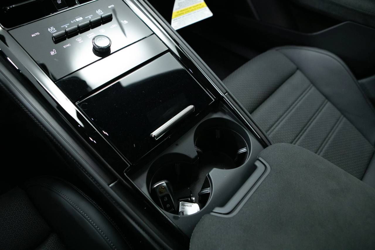 Thumbnail: 2026 Porsche Panamera - 32