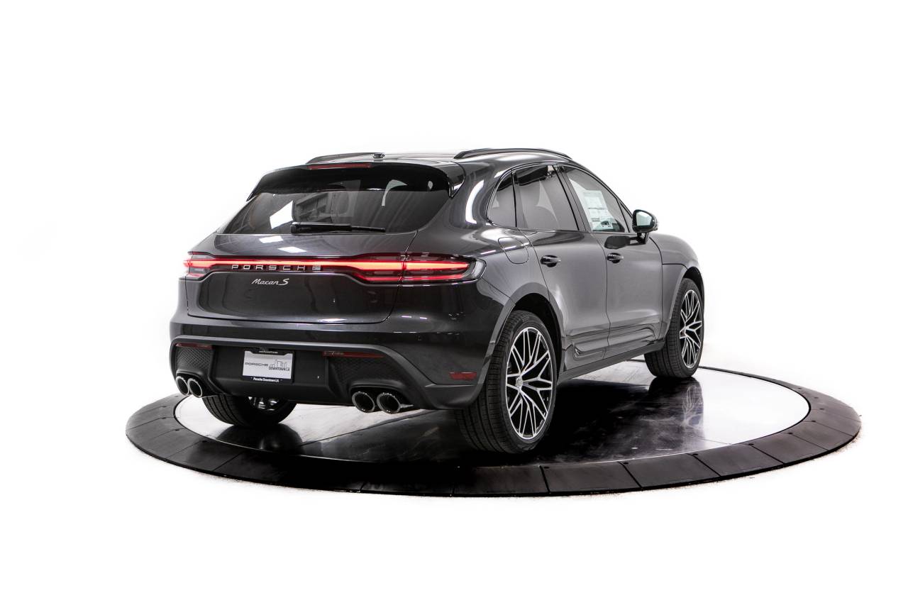 Thumbnail: 2026 Porsche Macan - 7