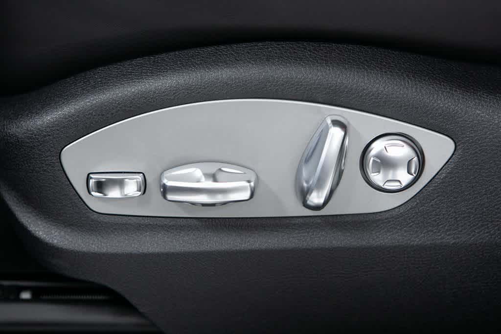 Thumbnail: 2025 Porsche Macan - 21