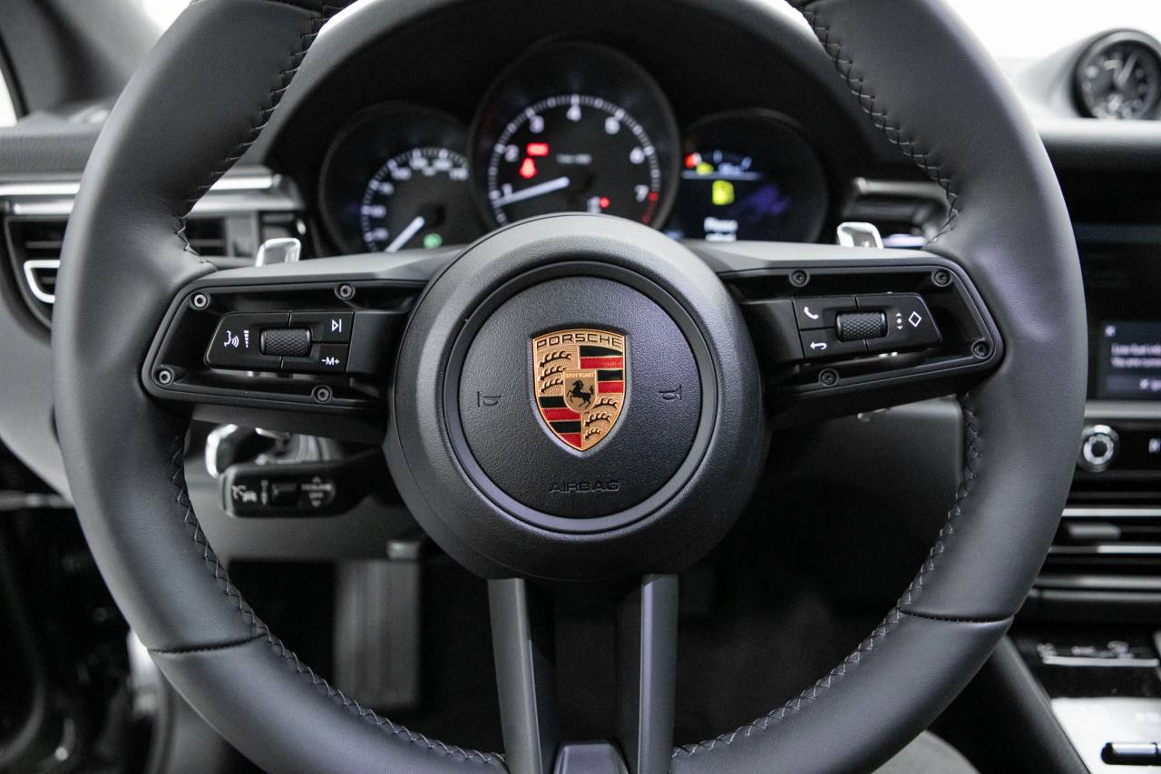 Thumbnail: 2026 Porsche Macan - 20