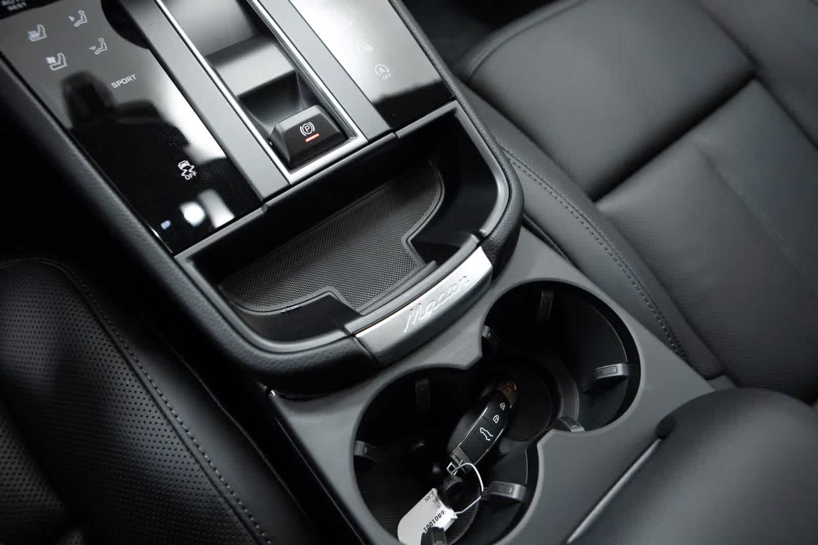 Thumbnail: 2026 Porsche Macan - 33