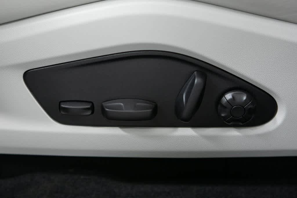 Thumbnail: 2025 Porsche Macan - 21