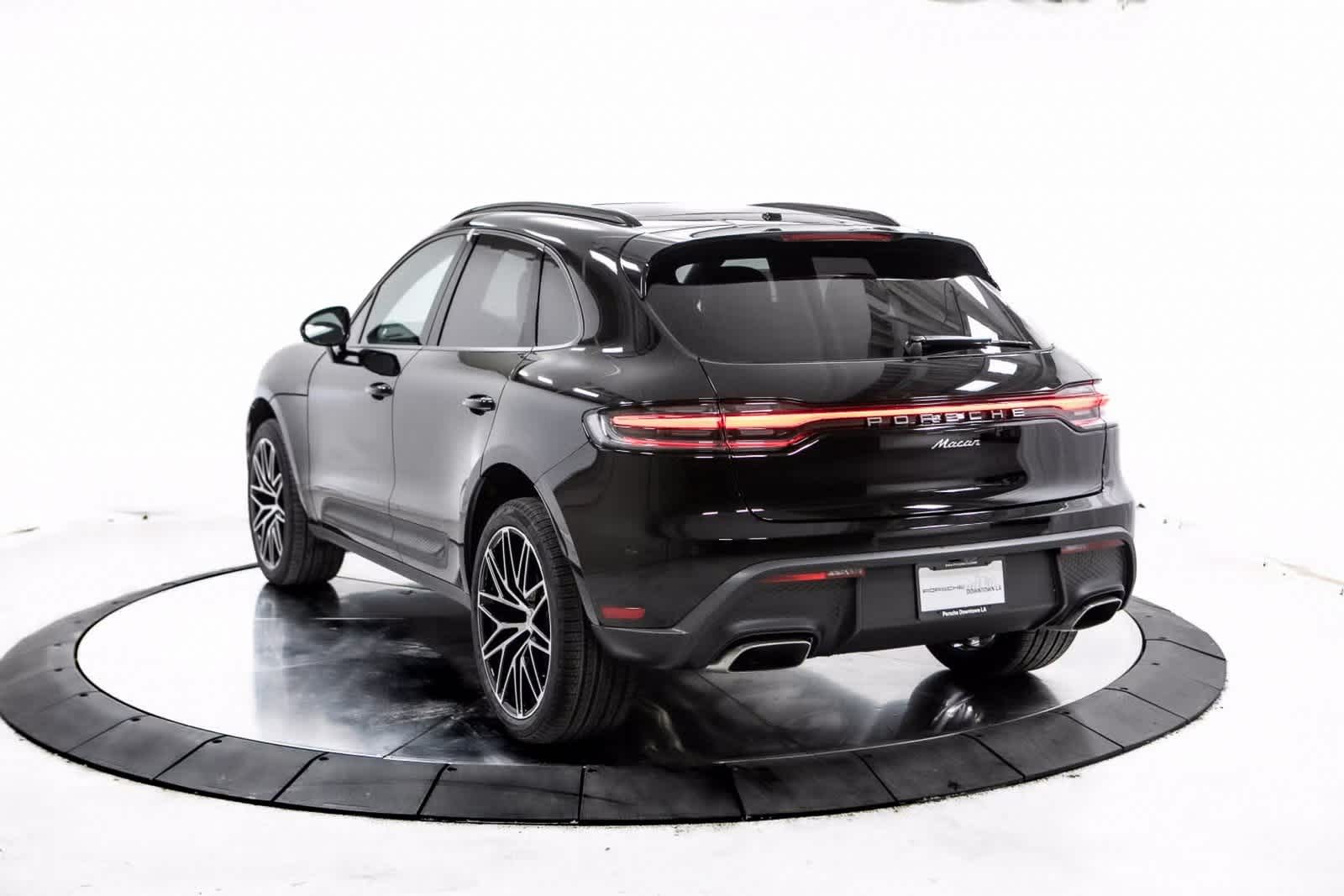 2025 Porsche Macan Base photo 3