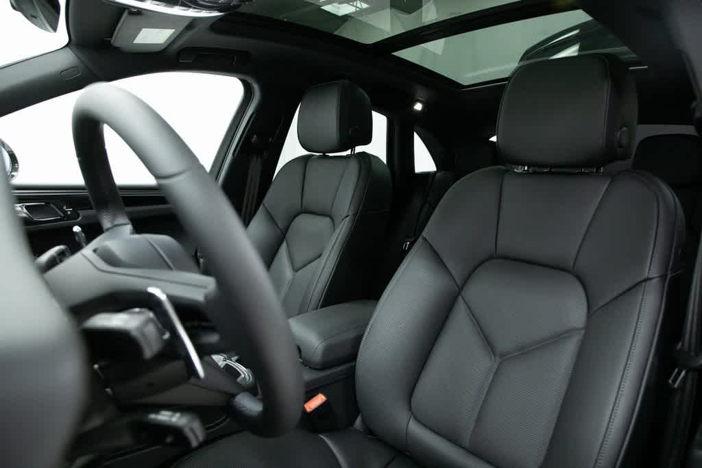 Thumbnail: 2025 Porsche Macan - 5