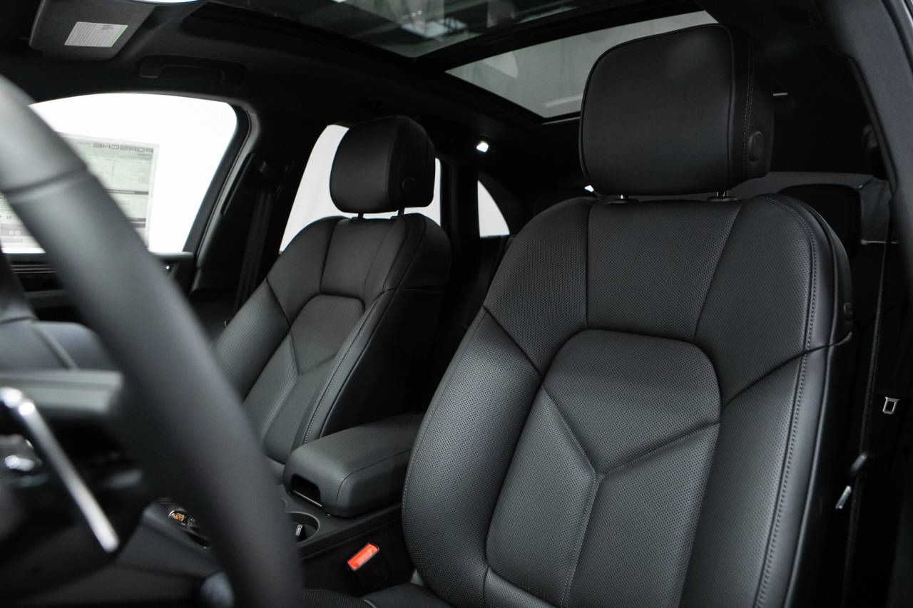 Thumbnail: 2026 Porsche Macan - 5