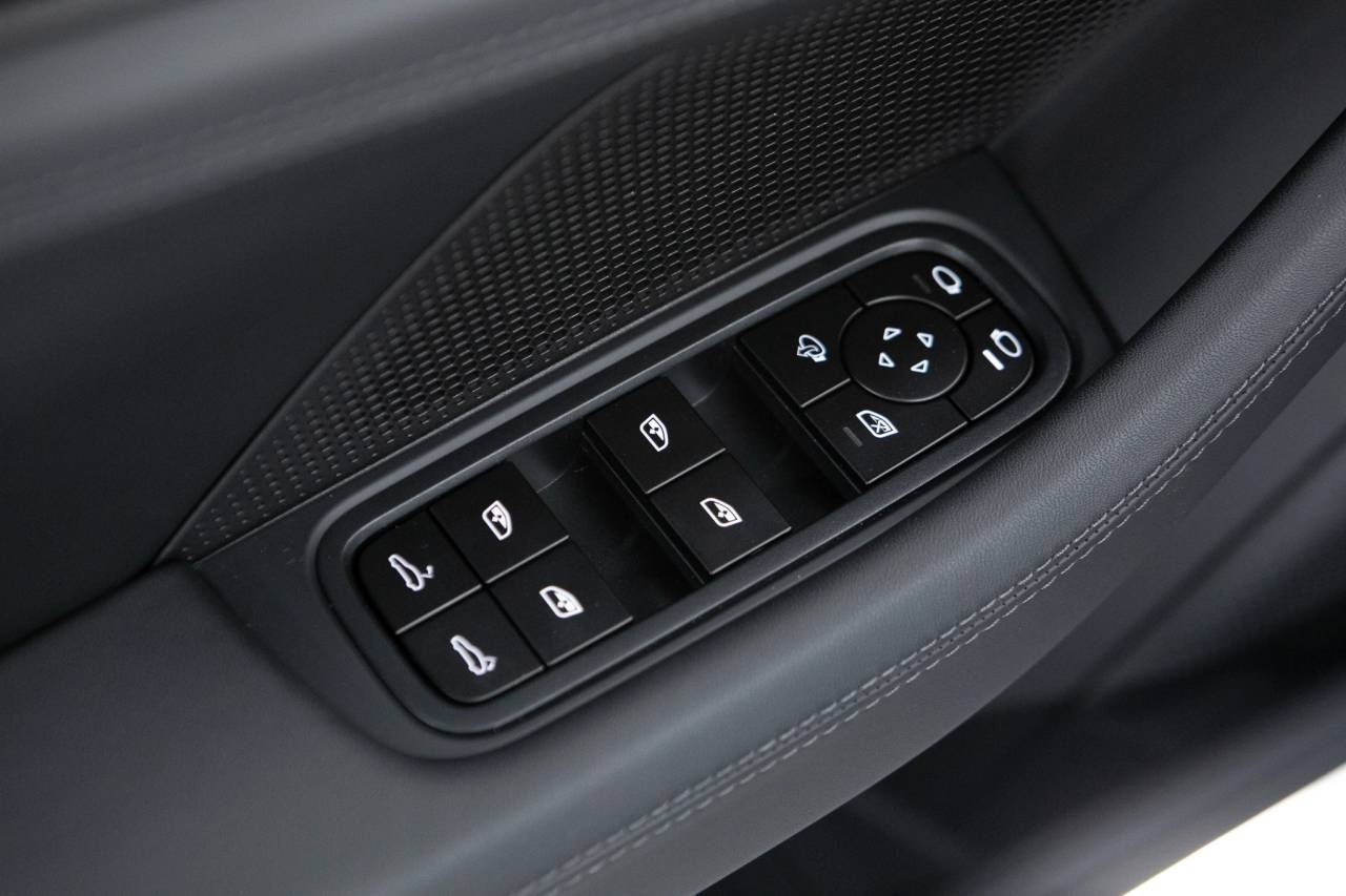 Thumbnail: 2026 Porsche Panamera - 25