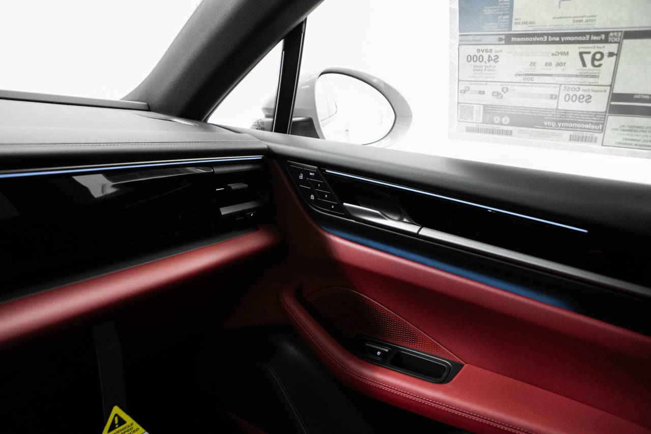 Thumbnail: 2026 Porsche Macan - 30