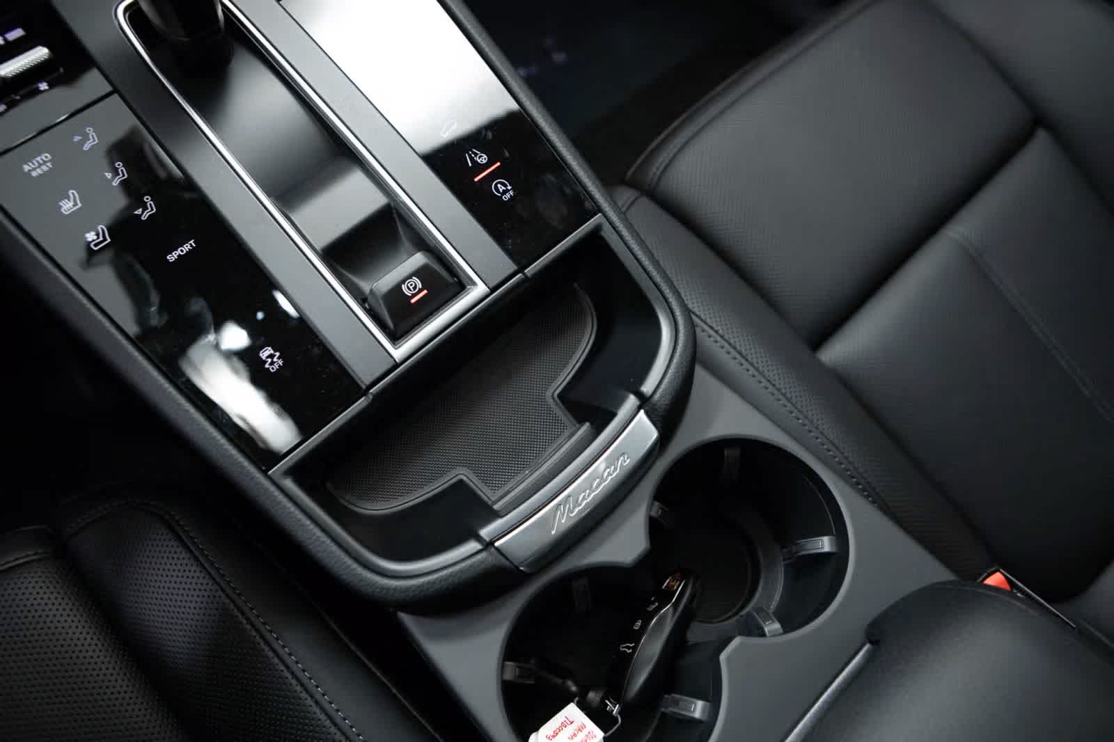 Thumbnail: 2026 Porsche Macan - 31