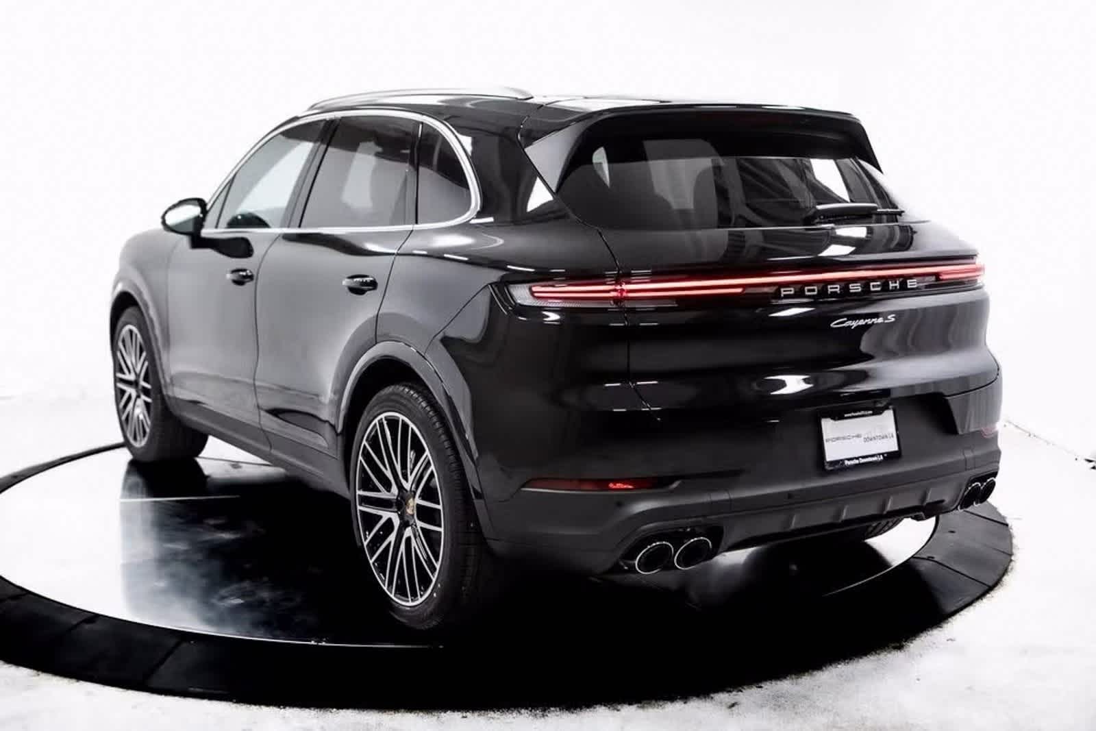 2025 Porsche Cayenne S photo 3